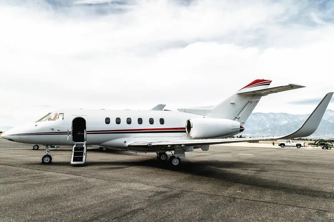 Beechcraft Hawker 800 N850SX operated by Starjet, Inc., KLAX photo 6
