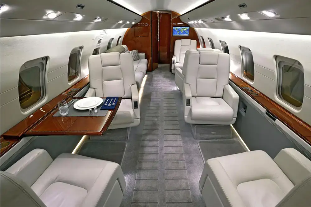 Bombardier Challenger 604 N851GK operated by Solairus Aviation photo 2