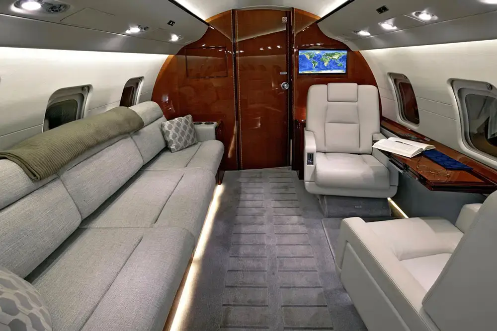 Bombardier Challenger 604 N851GK operated by Solairus Aviation photo 3