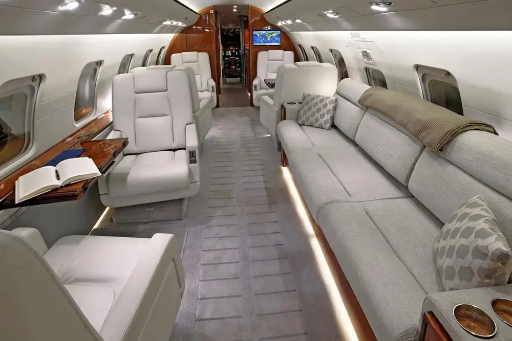 Bombardier Challenger 604 N851GK operated by Solairus Aviation photo 5