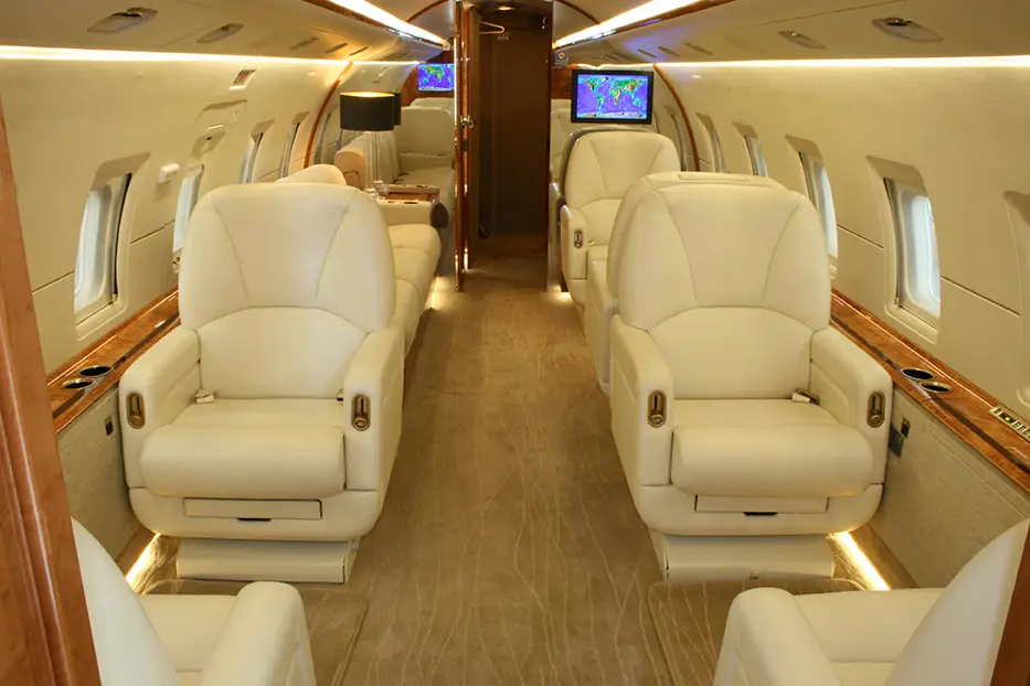 Bombardier Challenger 604 N872BC operated by Integrated Flight Resources, Inc., KDPA photo 3