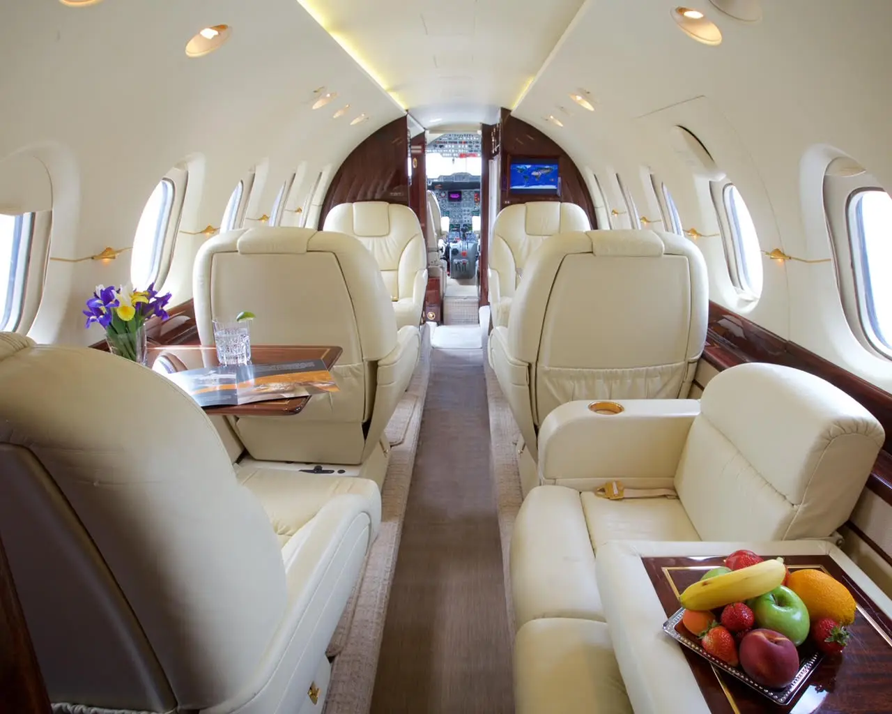 Beechcraft Hawker 800XP N886DL operated by Trinity Private Jet Charter photo 2
