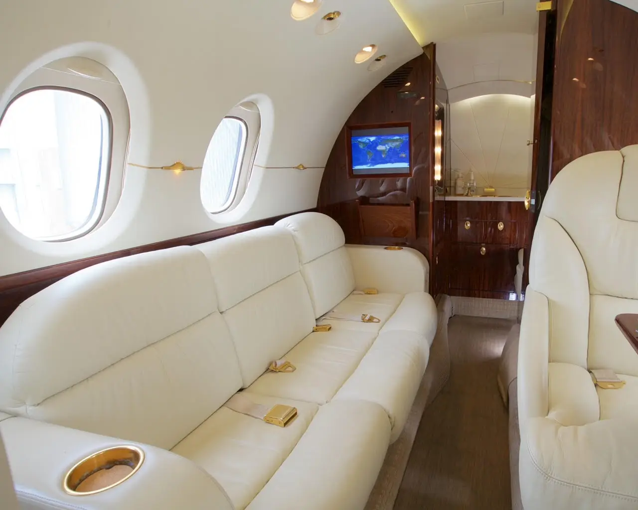 Beechcraft Hawker 800XP N886DL operated by Trinity Private Jet Charter photo 6