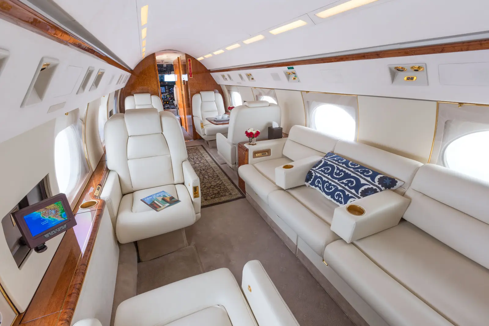Gulfstream IV-SP N888LD operated by STAJets, KSNA photo 2