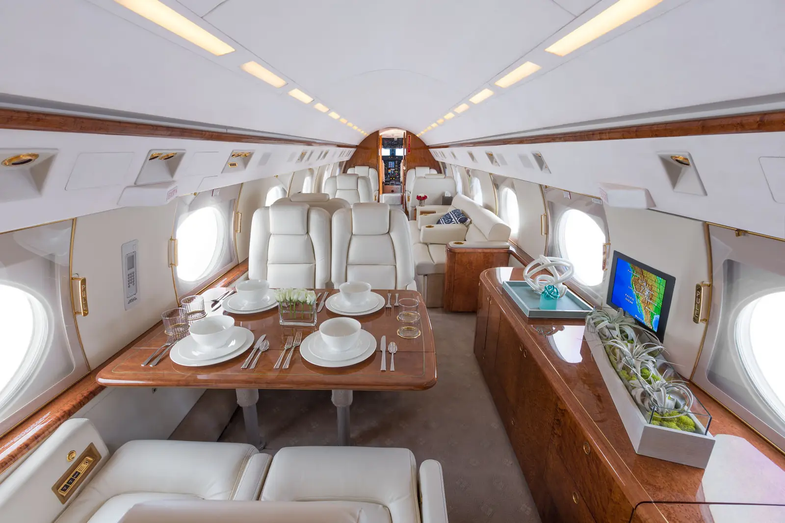 Gulfstream IV-SP N888LD operated by STAJets, KSNA photo 3