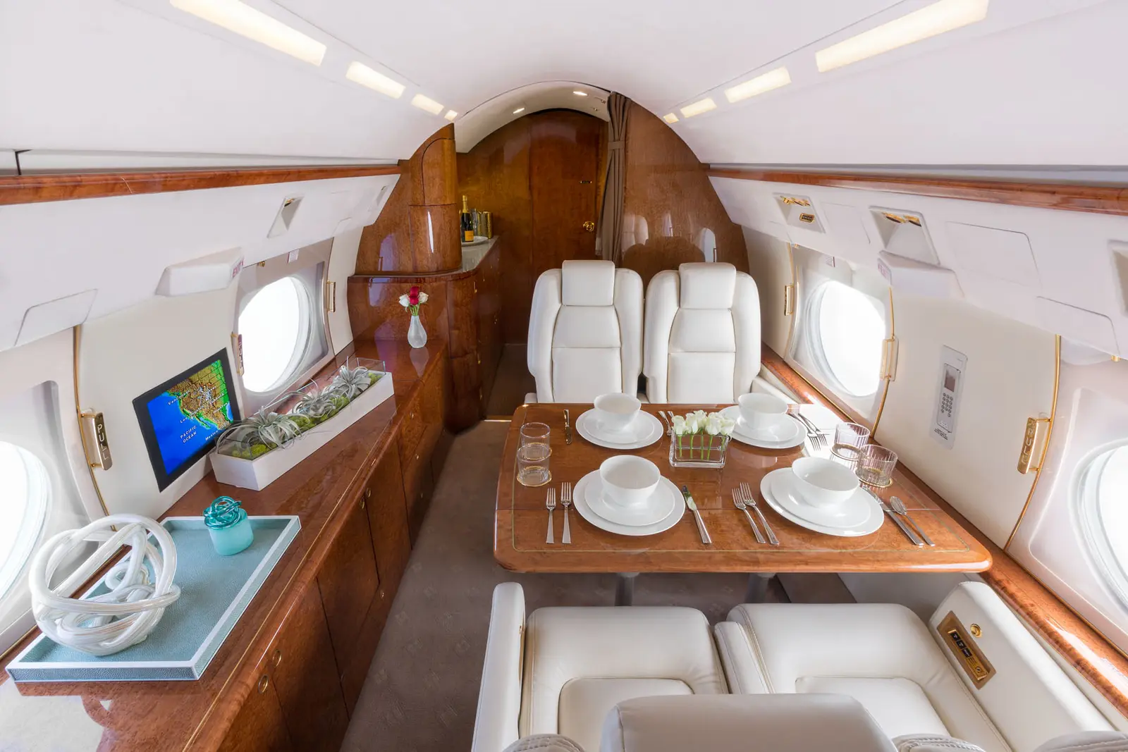 Gulfstream IV-SP N888LD operated by STAJets, KSNA photo 5
