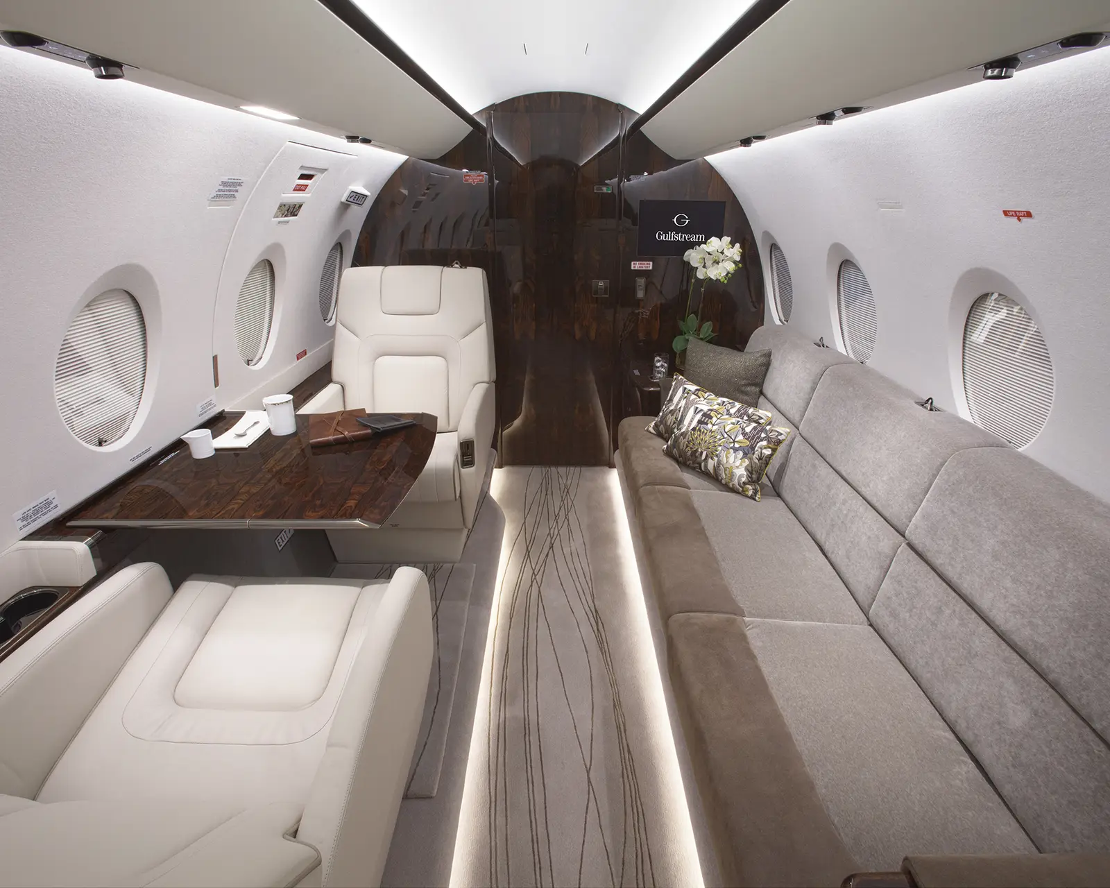 Gulfstream G280 N889MR operated by Clay Lacy Aviation, Inc. photo 2