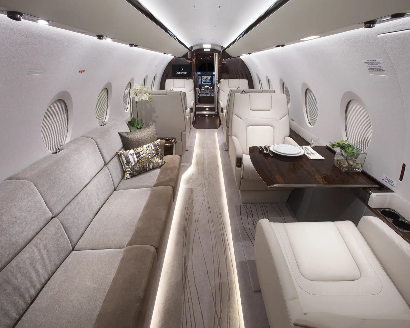 Gulfstream G280 N889MR operated by Clay Lacy Aviation, Inc. photo 5