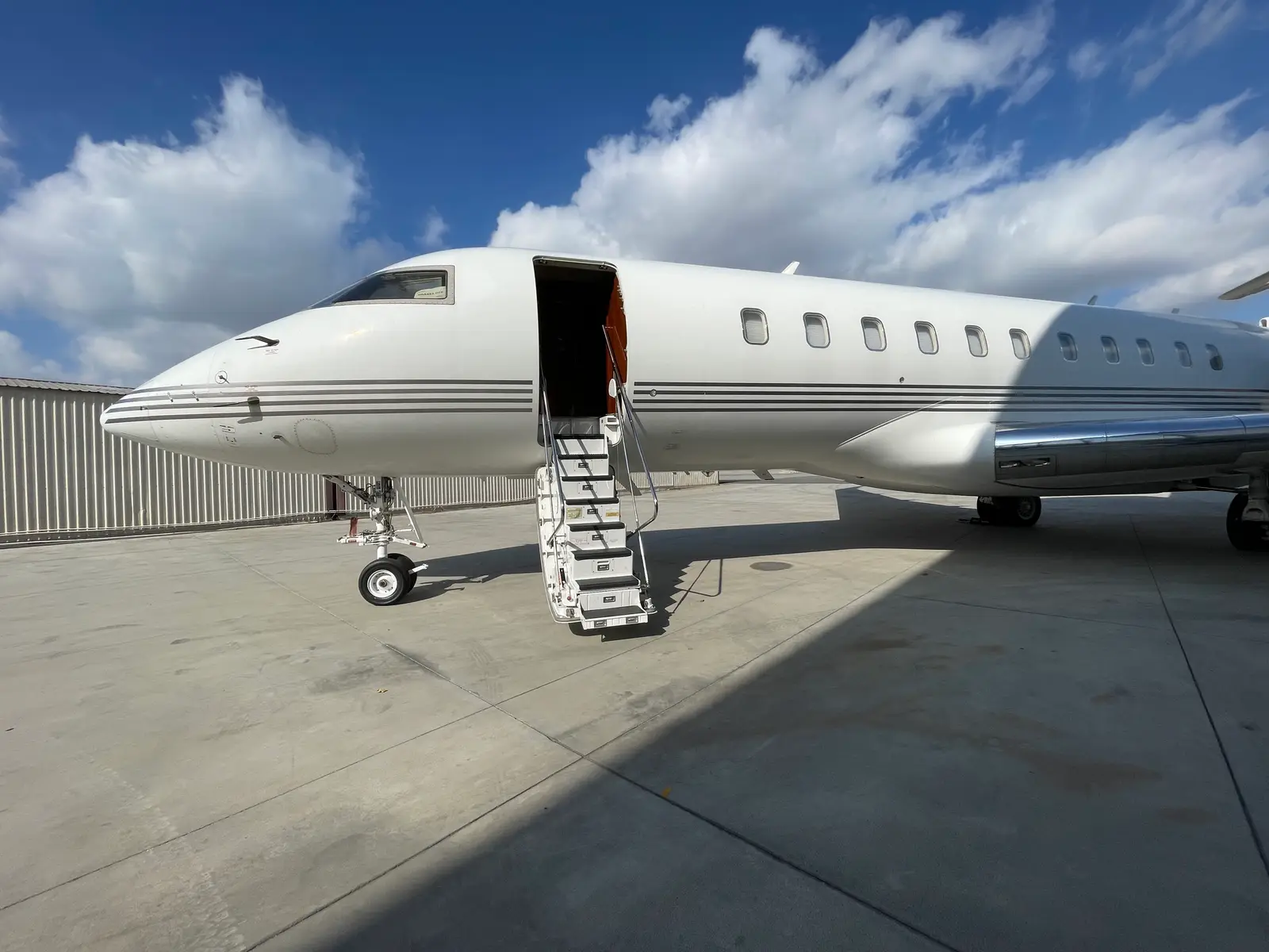 Bombardier Global 5000 N889PG operated by Pegasus Elite Aviation, Inc. photo 4