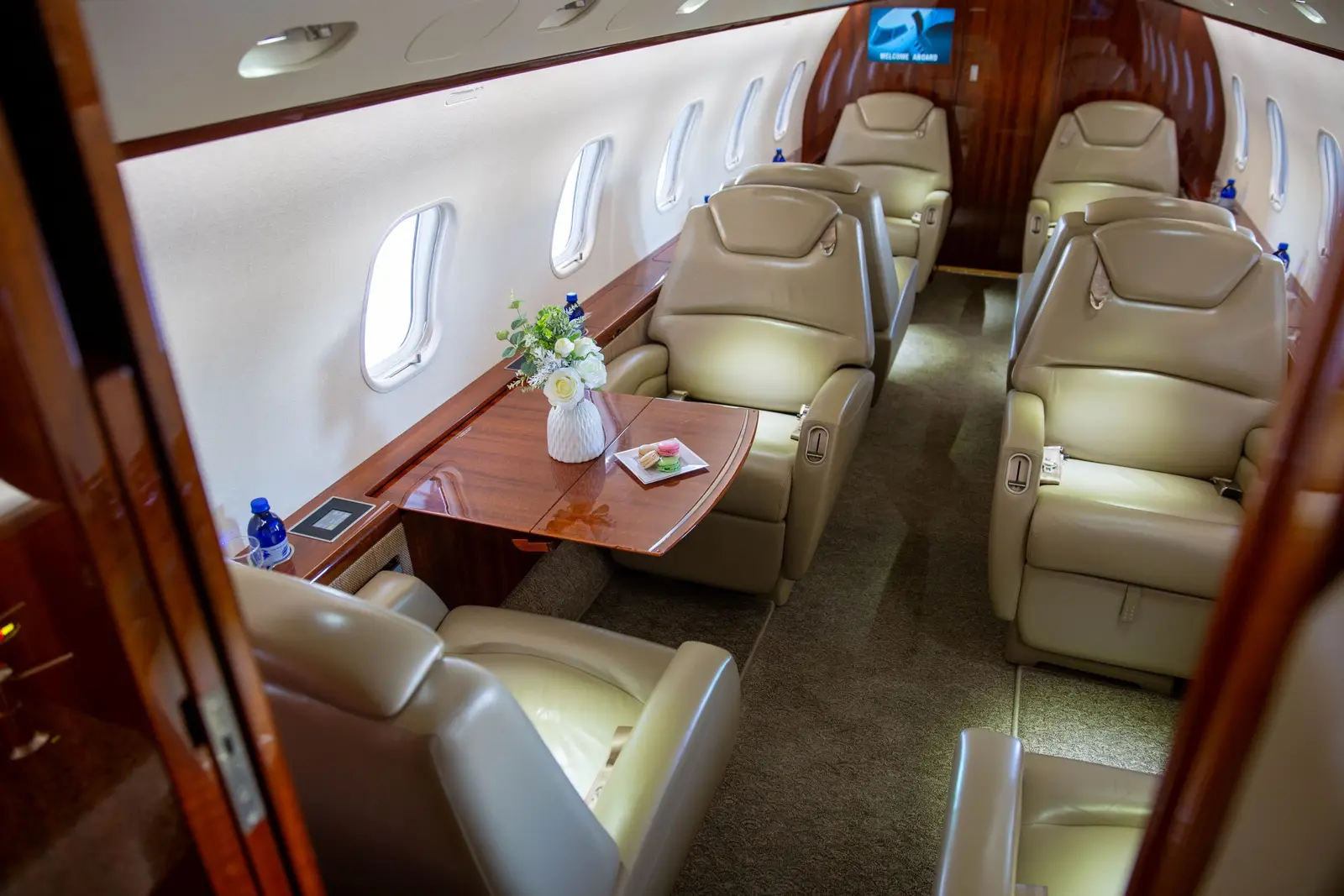 Bombardier Challenger 300 N88HD operated by Malone AirCharter, Inc. photo 3