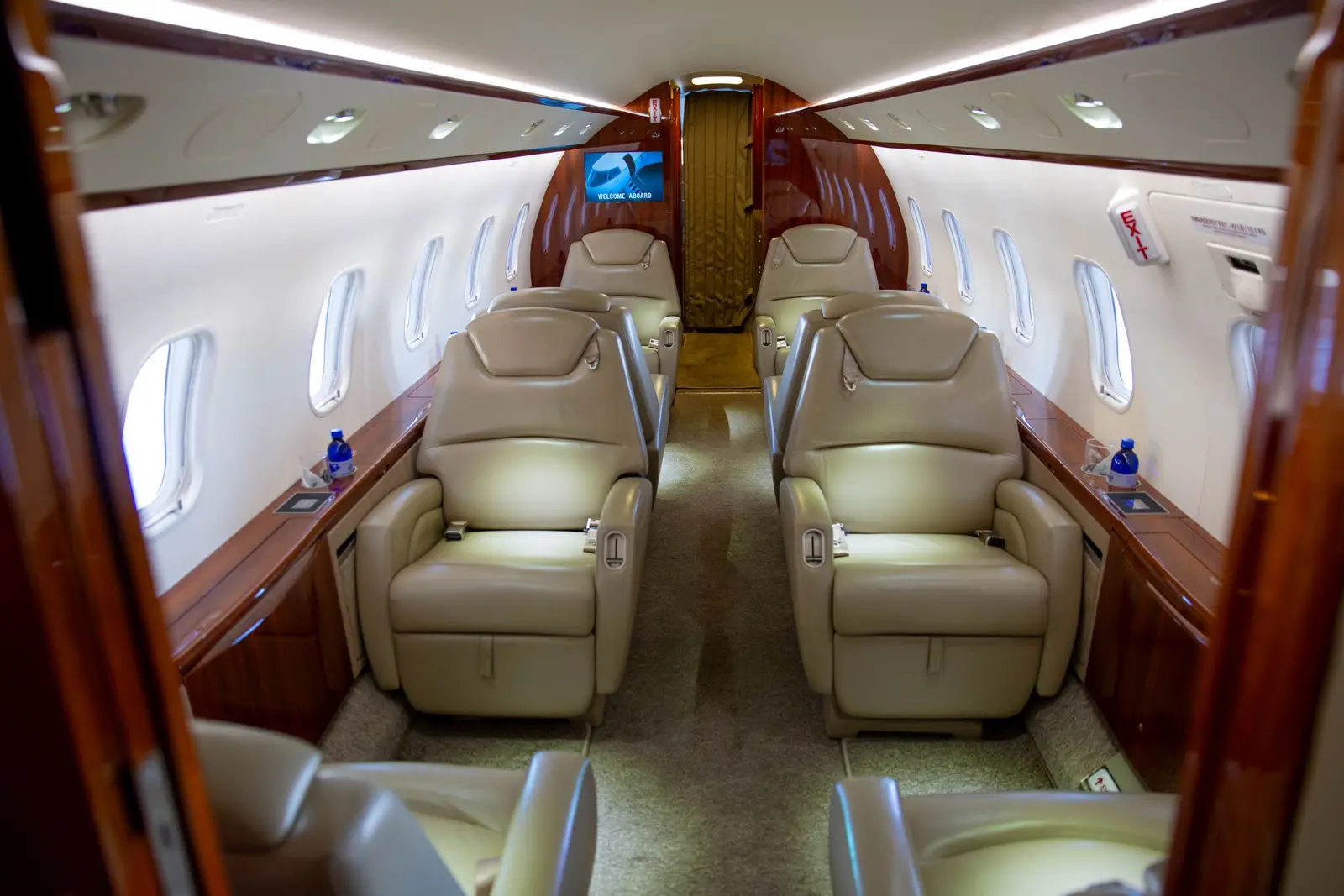Bombardier Challenger 300 N88HD operated by Malone AirCharter, Inc. photo 4