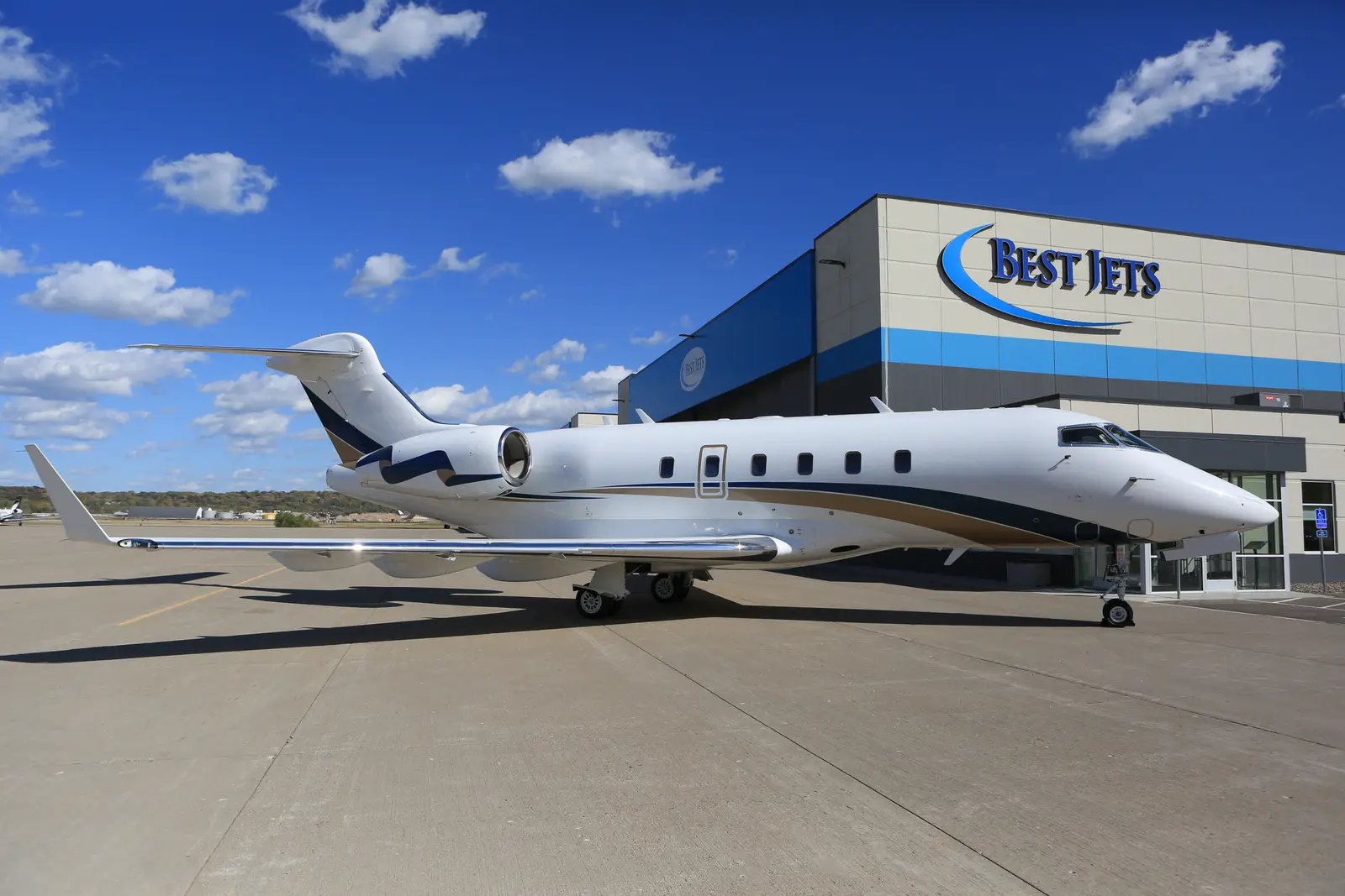 Bombardier Challenger 300 N895BB operated by Best Jets Int. photo 4