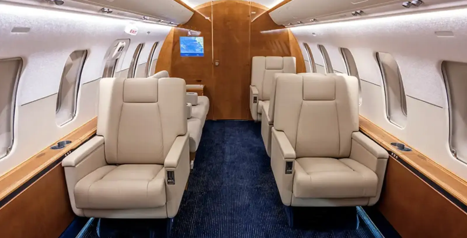 Bombardier Challenger 605 N895CC operated by Pinnacle Aviation photo 5