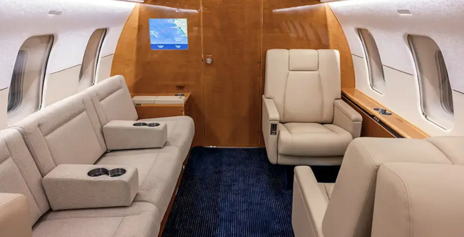 Bombardier Challenger 605 N895CC operated by Pinnacle Aviation photo 6