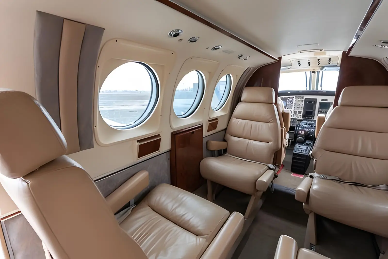 Beechcraft King Air C90 N900MT operated by Sacramento Air Charter photo 2