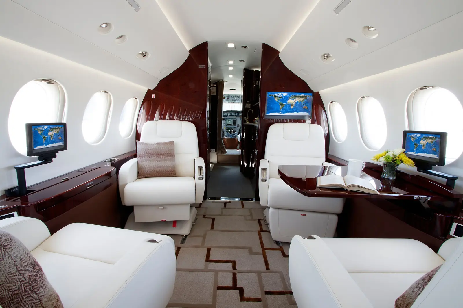 Dassault Falcon 7X N900NB operated by Jet Aviation photo 4