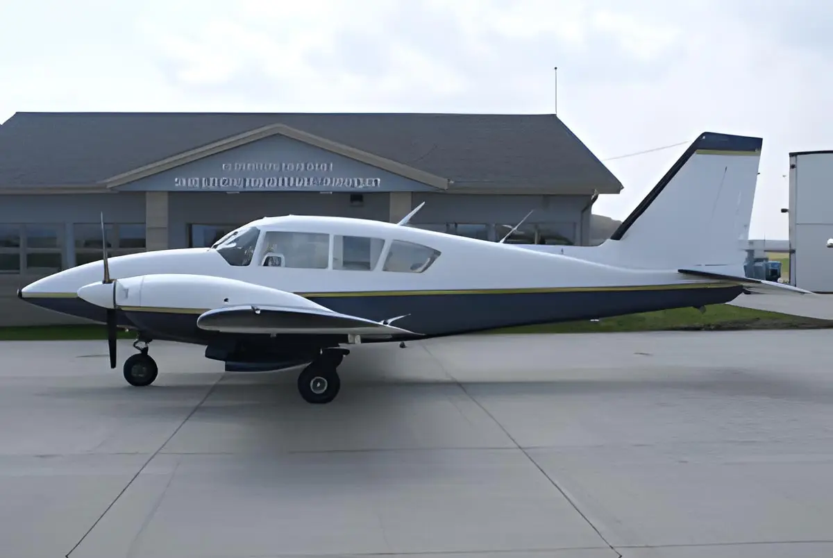 Piper PA-23-250 Aztec N900TS operated by Midwest Flying Service, Inc. photo 2