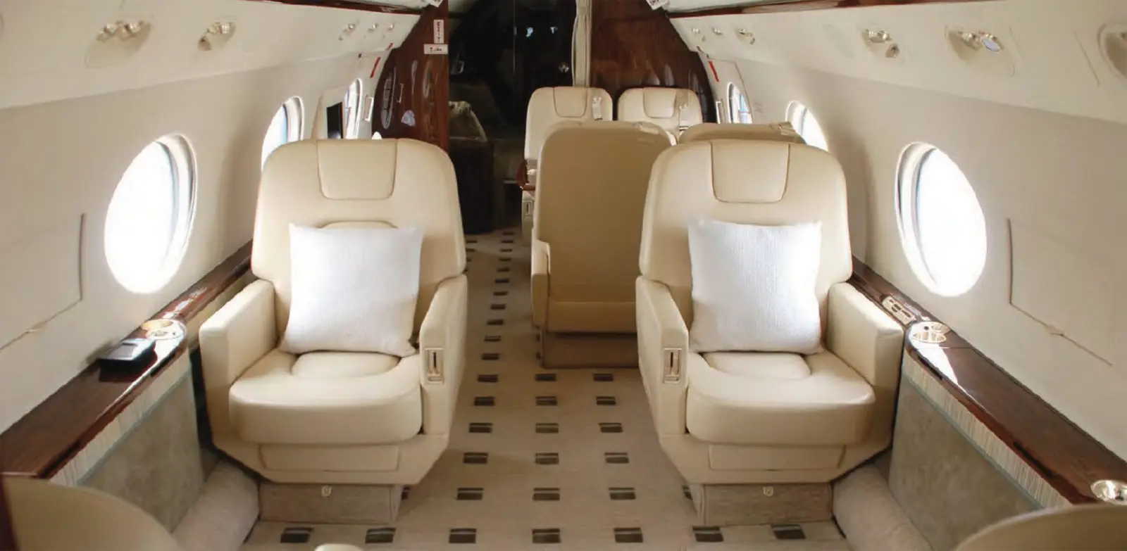 Gulfstream G450 N906MM operated by STAJets, exterior