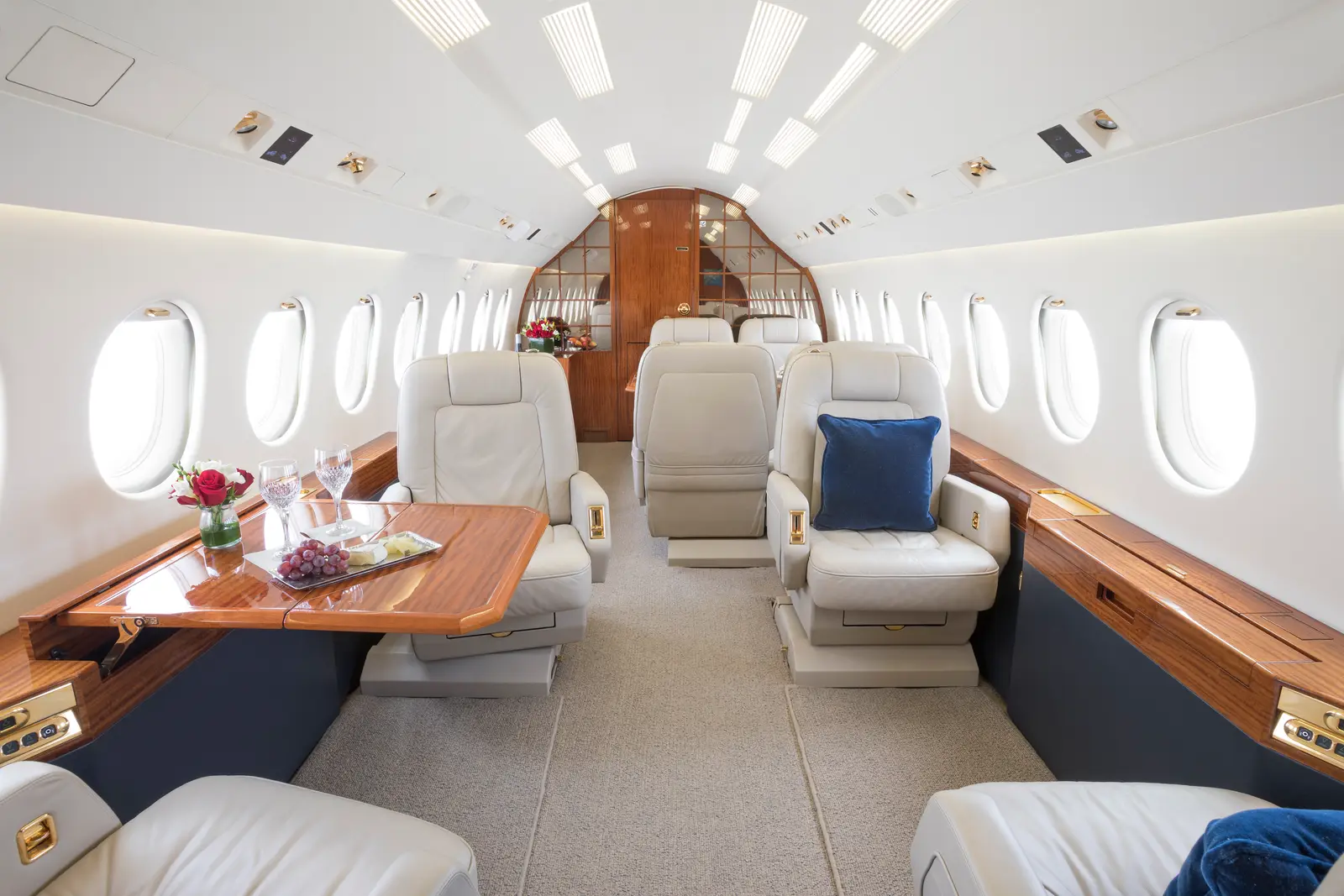 Dassault Falcon 2000EX N909MM operated by Clay Lacy Aviation, Inc. photo 2
