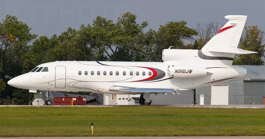 Dassault Falcon 900B N910JW operated by Club Jet Charter, LLC, exterior