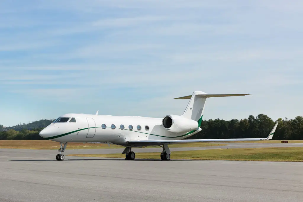Gulfstream G450 N915TB operated by Flightworks, exterior