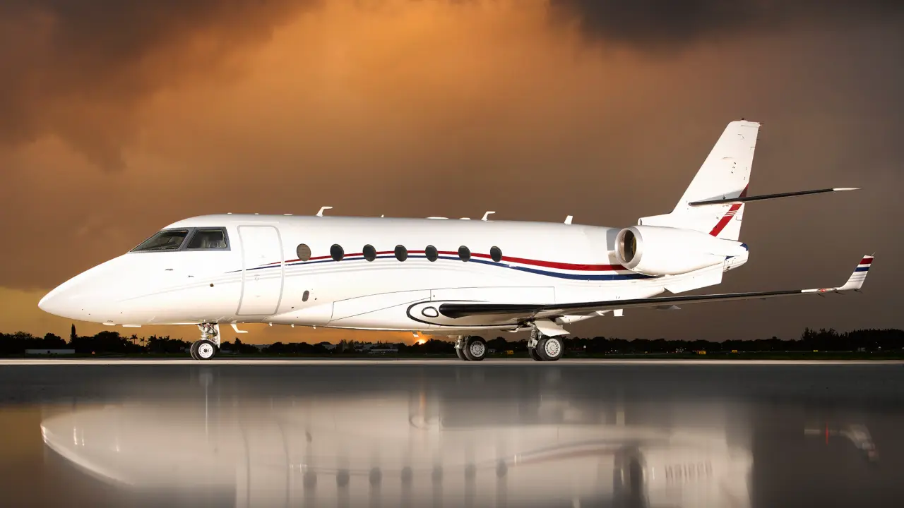 Gulfstream G200 N916GB operated by Alerion Aviation photo 2