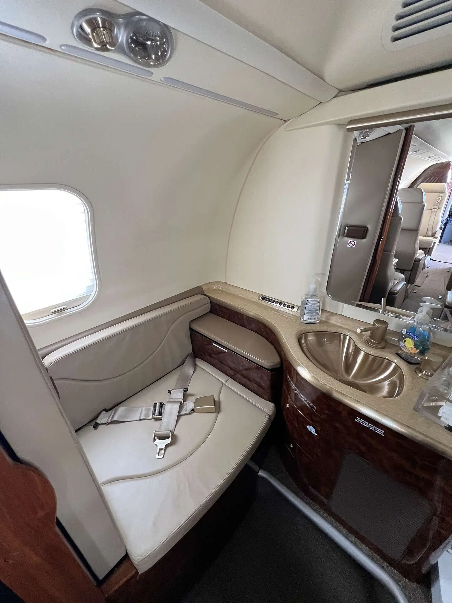 Beechcraft Beechjet 400A N917EA operated by Sky Quest, LLC, KCLE photo 6