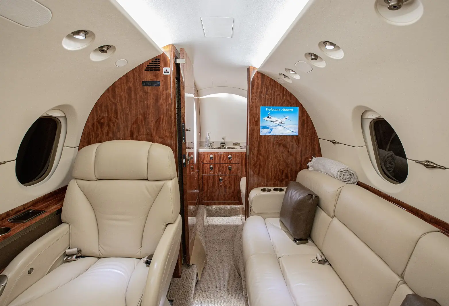 Beechcraft Hawker 900XP N918JL operated by Silver Air photo 5