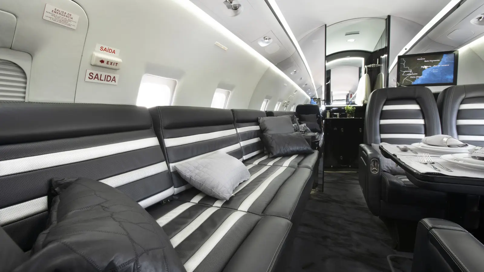 Bombardier Challenger 604 N919VE operated by Northern Jet photo 3