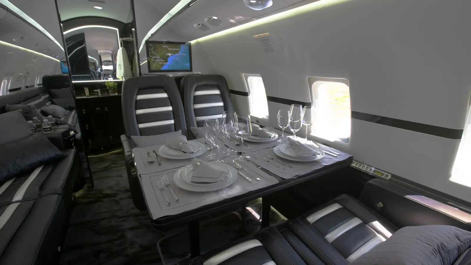 Bombardier Challenger 604 N919VE operated by Northern Jet photo 5