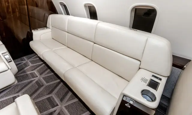 Bombardier Challenger 350 N923JL operated by Pinnacle Aviation photo 3