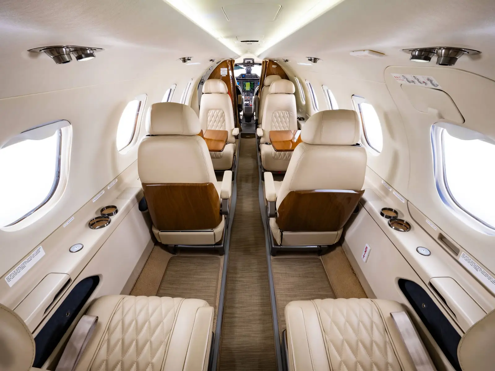 Embraer Phenom 300 N926JS operated by Airshare photo 2