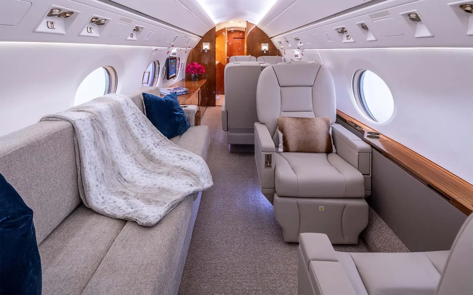 Gulfstream G550 N928NJ operated by STA Jets photo 6