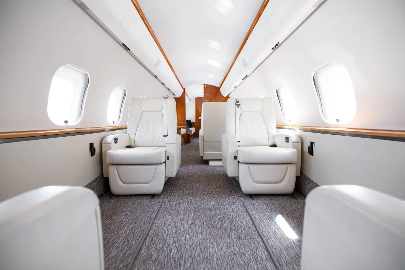 Bombardier Global 5000 N933ML operated by Mira Vista Aviation, Inc. photo 6