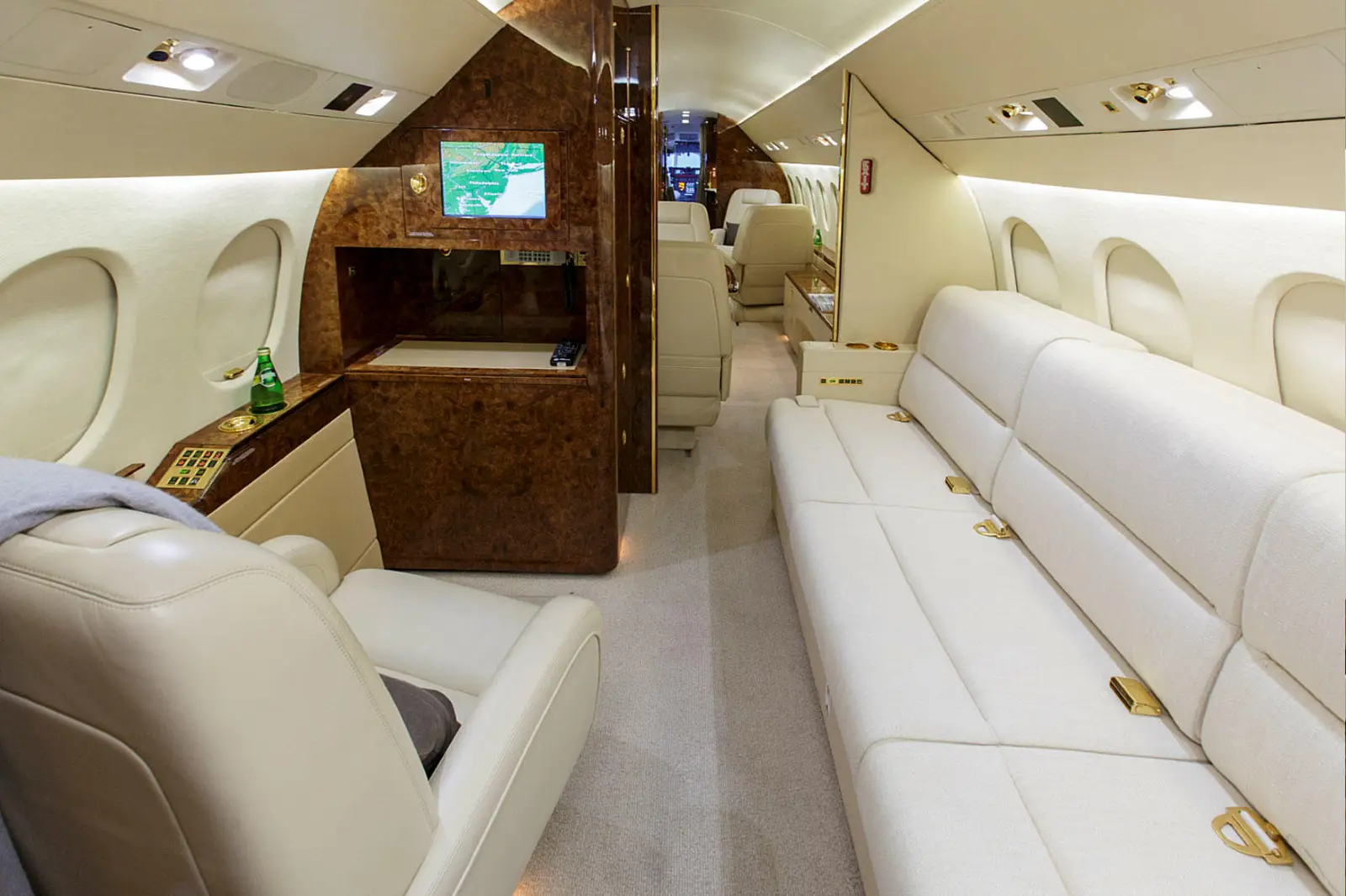 Dassault Falcon 900EX N940CL operated by Pro Airways, LLC photo 2