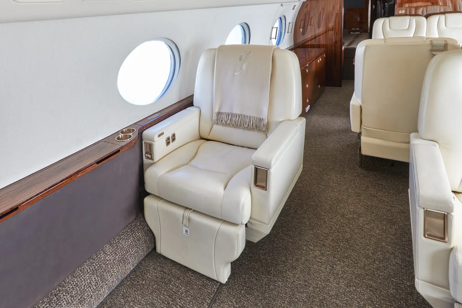 Gulfstream G550 N949FF operated by Silver Air photo 2