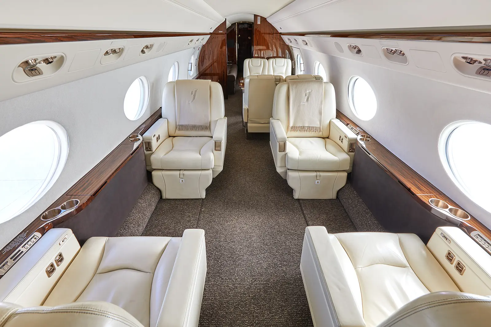 Gulfstream G550 N949FF operated by Silver Air photo 3