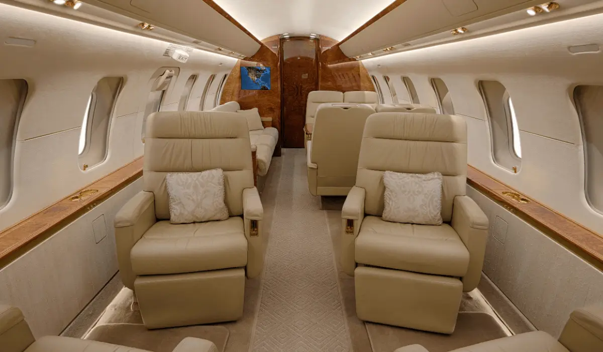 Bombardier Challenger 605 N949MC operated by Chantilly Air, Inc. photo 2