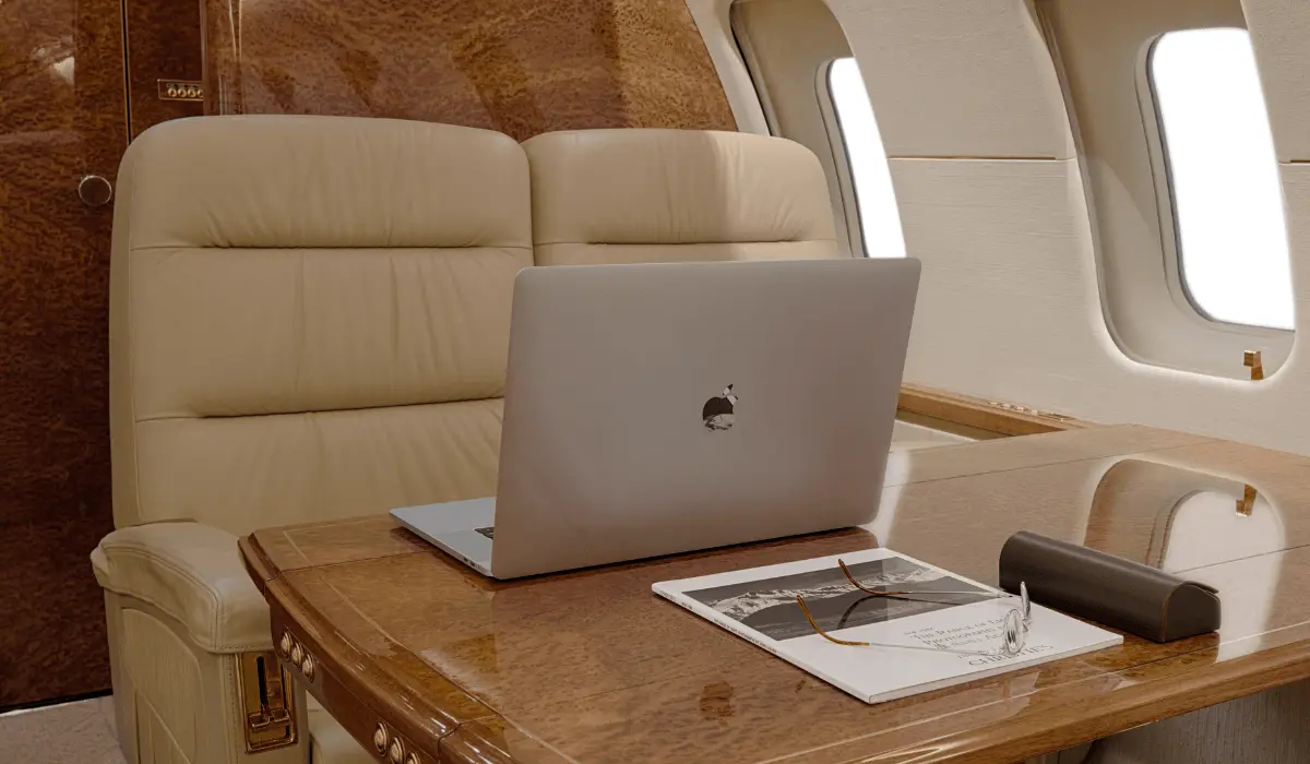 Bombardier Challenger 605 N949MC operated by Chantilly Air, Inc. photo 3