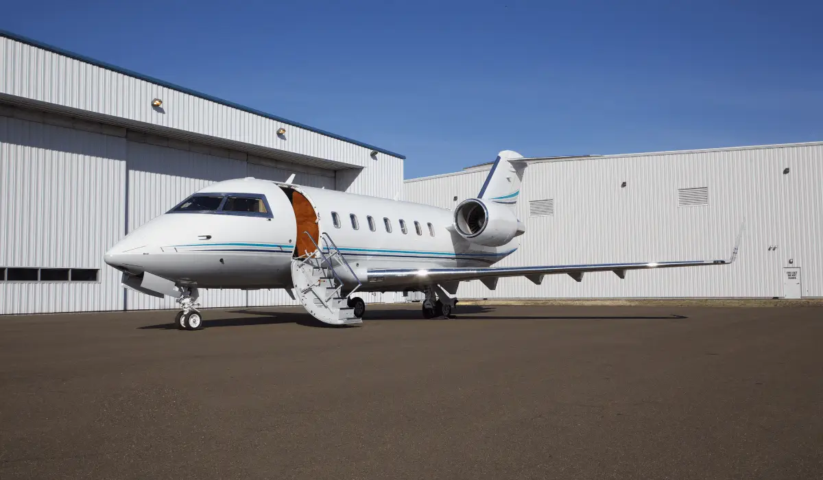 Bombardier Challenger 605 N949MC operated by Chantilly Air, Inc. photo 4