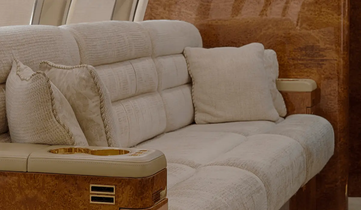 Bombardier Challenger 605 N949MC operated by Chantilly Air, Inc. photo 5