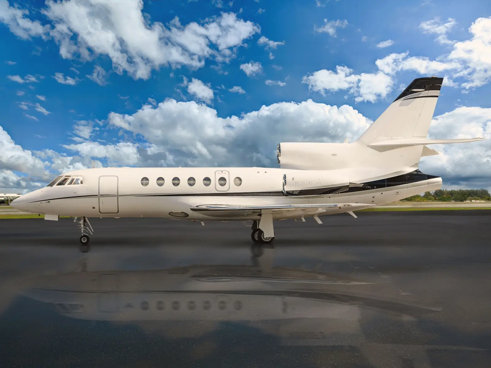 Dassault Falcon 50 N950FJ operated by Privaira Private Aviation, exterior