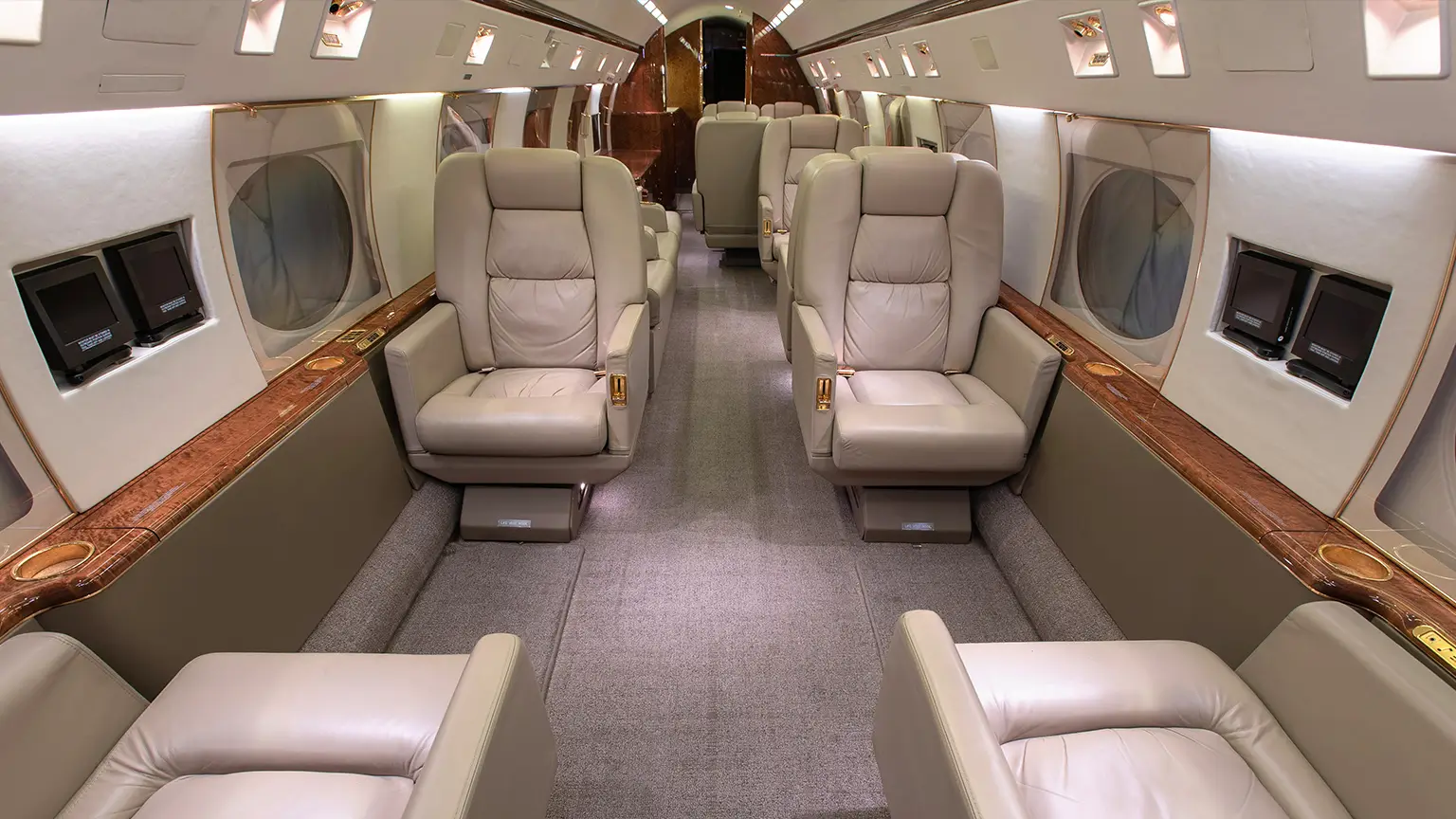 Gulfstream G400 N960JS operated by Mira Vista Aviation, Inc. photo 2