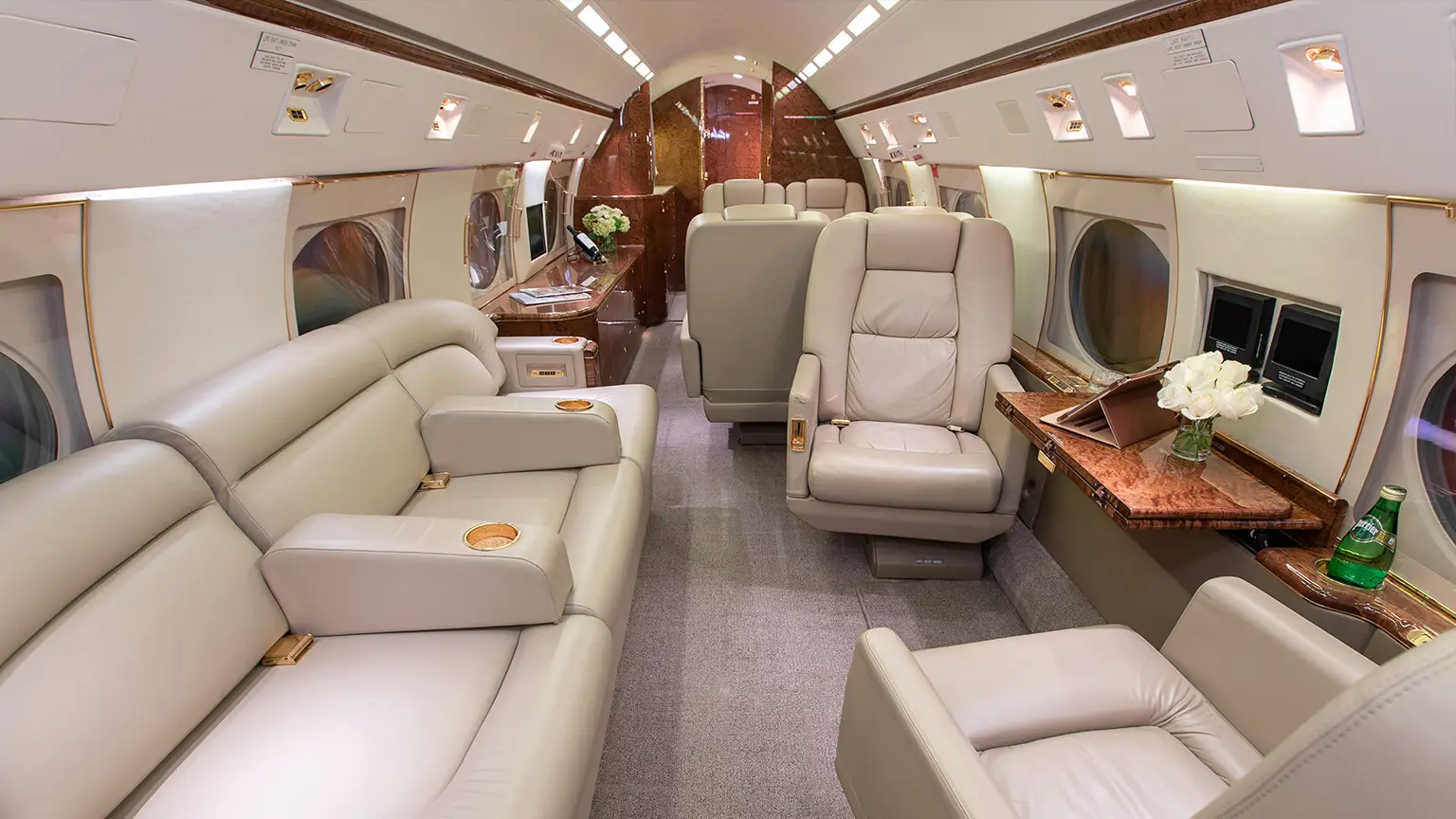 Gulfstream G400 N960JS operated by Mira Vista Aviation, Inc. photo 6
