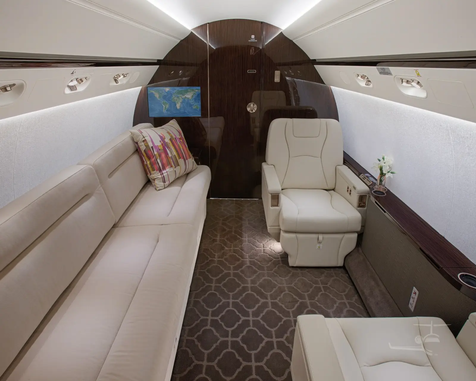 Gulfstream G550 N973MN operated by STAJets, KSNA photo 2