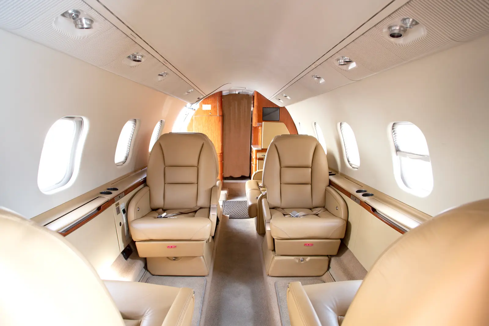 Bombardier Learjet 60 N975LV operated by Cirrus Aviation Services photo 2