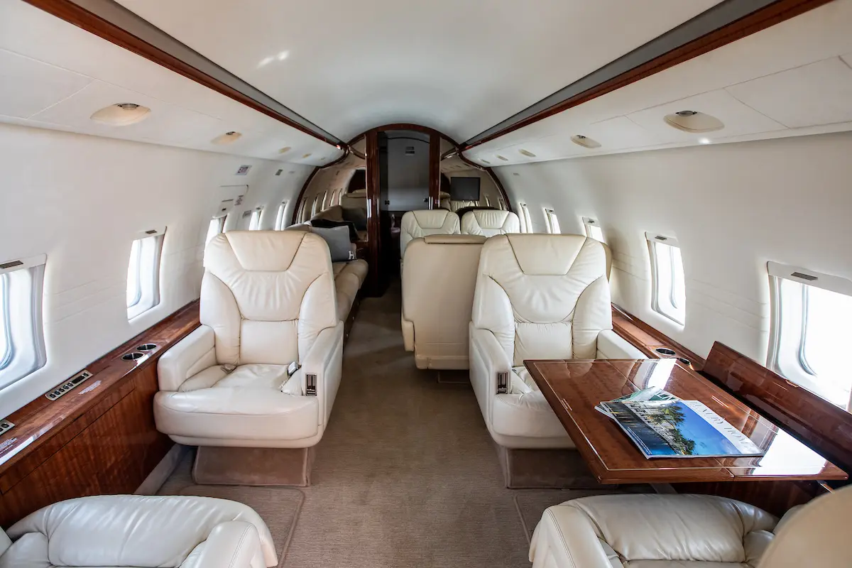 Bombardier Challenger 604 N978AR operated by Waltzing Matilda Aviation, LLC photo 3