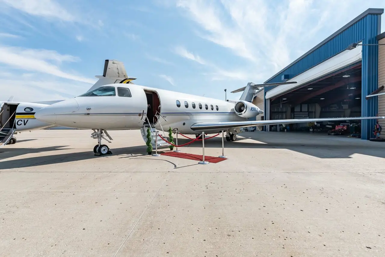 Beechcraft Hawker 4000 N986JC operated by Executive Air Taxi Corporation photo 5