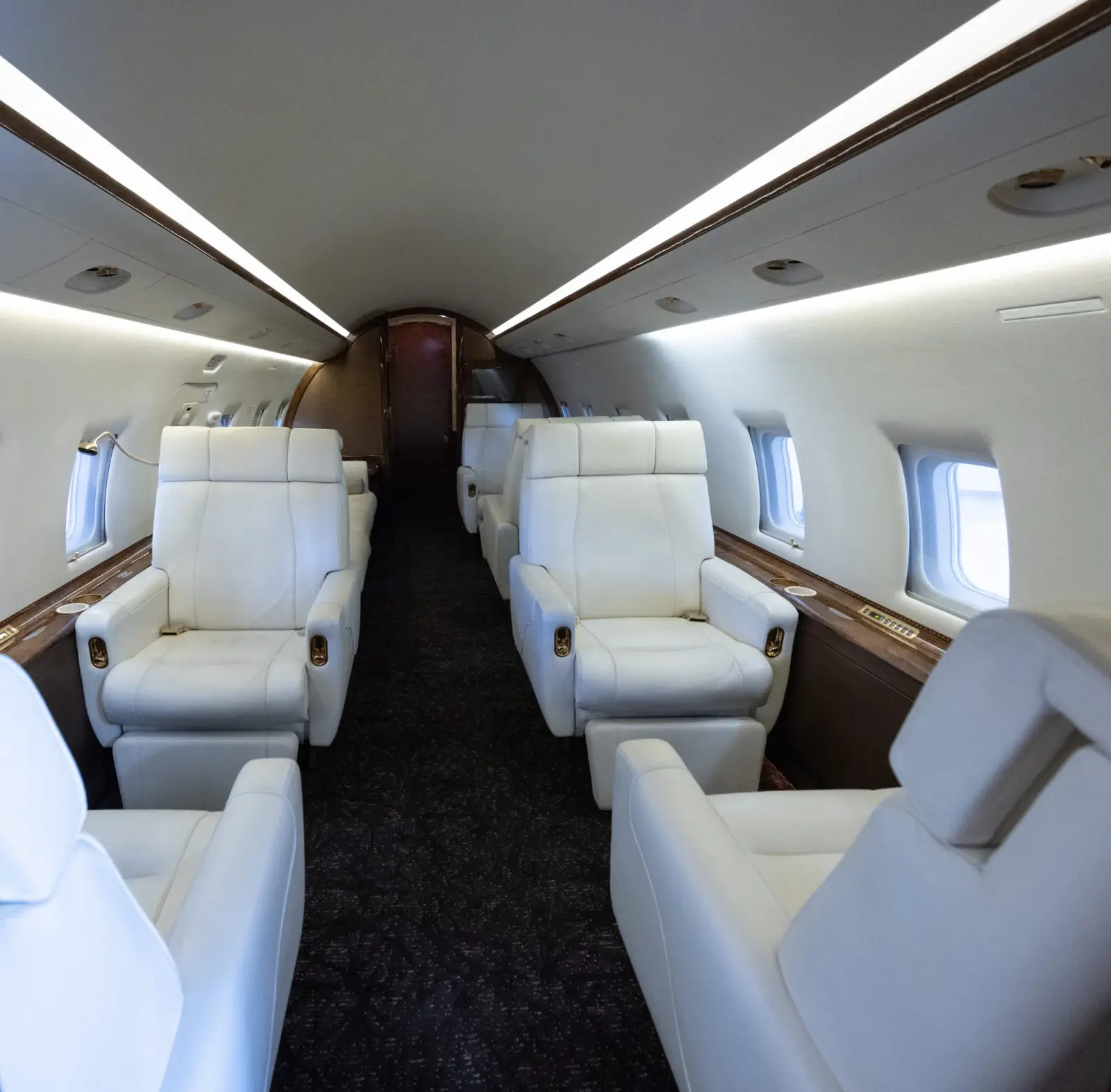 Bombardier Challenger 604 N988CV operated by Thrive Aviation photo 2