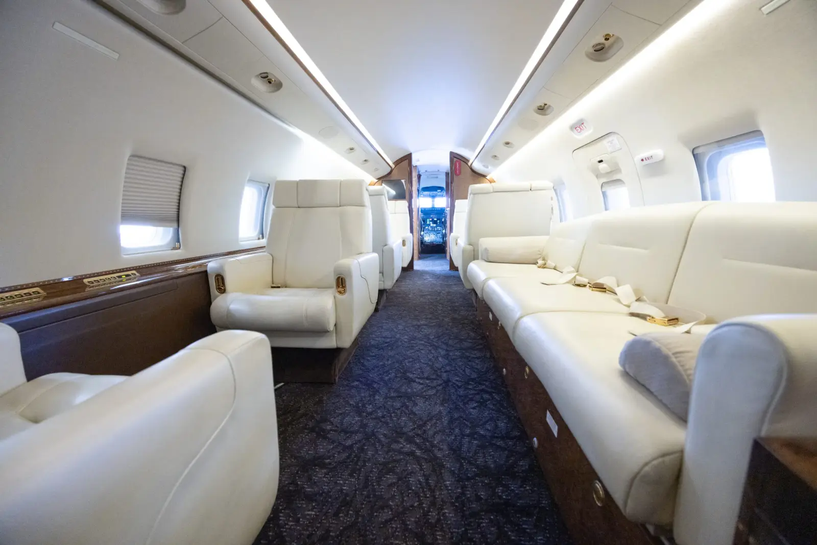 Bombardier Challenger 604 N988CV operated by Thrive Aviation photo 3